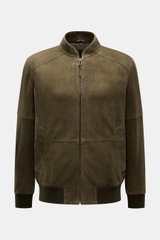 Windsor Lederblouson 'Borello' dark olive, frontale Nahaufnahme, Slim Fit, chromfrei gegerbtes, softes Veloursleder mit Stehkragen, Reißverschluss, schrägen Taschen, elastischen Bündchen und geschmeidigem Futter.
