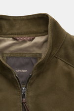 Windsor Lederblouson 'Borello' dark olive aus softem, chromfrei gegerbtem Veloursleder, Slim Fit, Stehkragen, Reißverschluss, Nahaufnahme von oben.