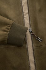 Windsor Lederblouson 'Borello' dark olive aus softem Veloursleder mit Reißverschluss, elastischem Bündchen, schräge Taschen, Detailaufnahme frontal.