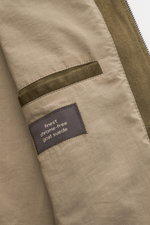 Detailaufnahme des Innenfutters vom Windsor Lederblouson 'Borello' dark olive mit chromfrei gegerbtem Veloursleder und Innentasche.