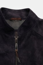 Windsor Lederblouson 'Borello' dark navy aus softem, chromfrei gegerbtem Veloursleder, Slim Fit, Stehkragen, Reißverschluss, Nahaufnahme von vorne.