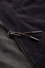 Nahaufnahme des Reißverschlusses am Windsor Lederblouson 'Borello' dark navy aus softem, chromfrei gegerbtem Veloursleder, weicher Griff.