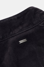 Nahaufnahme des Windsor Lederblouson 'Borello' dark navy in Slim Fit, softem chromfrei gegerbtem Veloursleder mit Stehkragen und Metall-Logo.