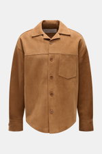 Frontale Nahaufnahme des Ami Paris Veloursleder-Overshirts camel aus softem Veloursleder mit kurzem Reverskragen, Brusttasche, Fünf-Knopf-Leiste und gerundetem Saum.