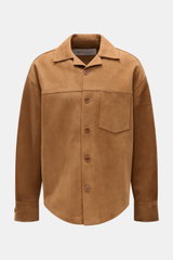 Frontale Nahaufnahme des Ami Paris Veloursleder-Overshirts camel aus softem Veloursleder mit kurzem Reverskragen, Brusttasche, Fünf-Knopf-Leiste und gerundetem Saum.
