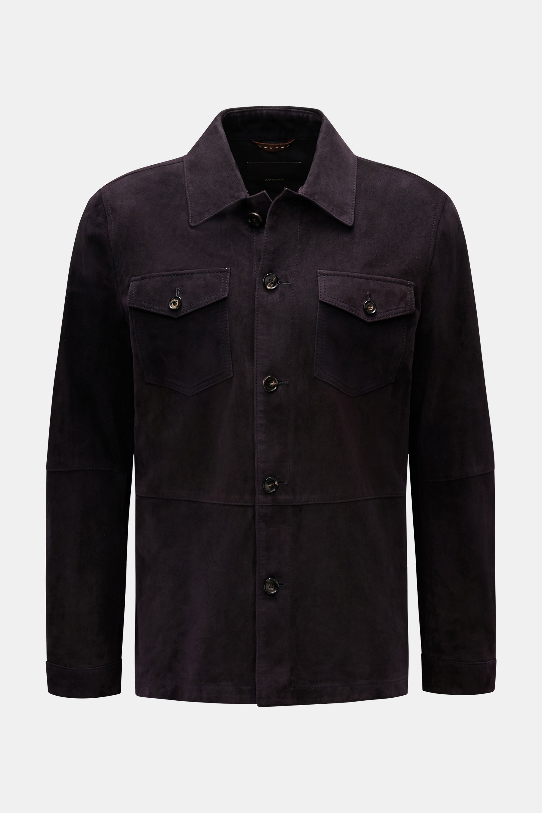 Windsor Velourslederjacke 'Olfano' schwarz, frontal fotografiert, softes Ziegenvelours, Slim Fit, Umlegekragen, fünf Knöpfe, Brusttaschen mit Patte, Manschetten mit Knopf, ungefüttert, weicher Griff.