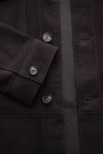 Close-up front view of Windsor Velourslederjacke 'Olfano' schwarz, showcasing soft black goat suede, slim fit, five-button placket, cuff with button, and patch chest pockets.

<p>Die leichte Lederjacke 'Olfano' von WINDSOR aus feinem Ziegenvelours bestich