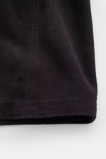 Close-up view of the hem and side seam of the Windsor Velourslederjacke 'Olfano' schwarz, showing soft black goat suede with fine stitching.  
<p>Die leichte Lederjacke 'Olfano' von WINDSOR aus feinem Ziegenvelours besticht durch ihren außergewöhnlich wei
