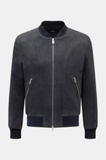 Arma Veloursleder-Blouson "Didier" dark navy, frontale Ansicht, Slim Fit, feines Ziegenvelours, Blousonkragen, zwei Hüfttaschen, Zwei-Wege-Zipper, elastische Rippbündchen.