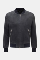 Arma Veloursleder-Blouson "Didier" dark navy, frontale Ansicht, Slim Fit, feines Ziegenvelours, Blousonkragen, zwei Hüfttaschen, Zwei-Wege-Zipper, elastische Rippbündchen.