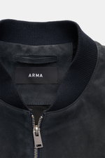 Arma Veloursleder-Blouson 'Didier' dark navy, Nahaufnahme von Kragen und Reißverschluss, feines Ziegenvelours, Slim Fit, elastische Rippbündchen, Zwei-Wege-Zipper.