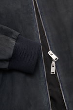 Arma Veloursleder-Blouson 'Didier' dark navy in Nahaufnahme von oben, zeigt feines Ziegenvelours, Zwei-Wege-Zipper und elastisches Rippbündchen.