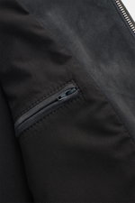 Nahaufnahme des Arma Veloursleder-Blouson 'Didier' dark navy Innenfutters mit feinem Veloursleder, Innentasche und Reißverschluss.