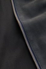 Arma Veloursleder-Blouson 'Didier' dark navy in Nahaufnahme von Reißverschluss und feinem Ziegenvelours, Slim Fit, Blousonkragen, Rippbündchen.