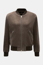 Arma Veloursleder-Blouson 'Didier' dunkelbraun, frontale Nahaufnahme, Slim Fit, feines Ziegenvelours, Blousonkragen, Zwei-Wege-Zipper, elastische Rippbündchen, tonales Innenfutter.