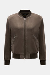 Arma Veloursleder-Blouson 'Didier' dunkelbraun, frontale Nahaufnahme, Slim Fit, feines Ziegenvelours, Blousonkragen, Zwei-Wege-Zipper, elastische Rippbündchen, tonales Innenfutter.