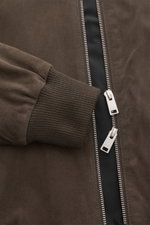 Nahaufnahme des Arma Veloursleder-Blouson 'Didier' dunkelbraun, seitliche Perspektive mit sichtbarem Zwei-Wege-Zipper und elastischem Rippbündchen.