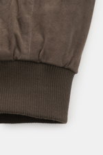 Nahaufnahme des elastischen Rippbündchens am Ärmel des Arma Veloursleder-Blouson 'Didier' dunkelbraun aus feinem Ziegenvelours.