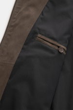 Innenansicht des Arma Veloursleder-Blouson 'Didier' dunkelbraun mit tonalem Innenfutter, Innentasche mit Knopf, feinem Ziegenvelours und robustem Reißverschluss.