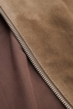 Nahaufnahme des Arma Veloursleder-Blouson 'Didier' taupe mit feinem Ziegenvelours, robustem Zwei-Wege-Zipper und tonalem Innenfutter.