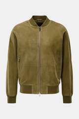 Arma Veloursleder-Blouson 'Dion' oliv, frontale Ansicht, Slim Fit, ungefüttert, mit Blousonkragen, zwei Innentaschen, elastischen Bündchen, Zwei-Wege-Zipper.