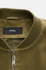 Nahaufnahme des Arma Veloursleder-Blouson 'Dion' oliv von oben, zeigt feines Ziegenvelours mit elastischem Rippkragen und robustem Zwei-Wege-Zipper.