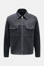 Frontale Nahaufnahme der Arma Velourslederjacke 'Kale' anthrazit aus softem Veloursleder mit Umlegekragen, Slim Fit, Zwei-Wege-Reißverschluss und Brusttaschen.