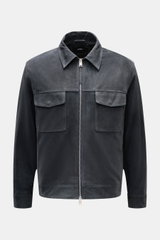 Frontale Nahaufnahme der Arma Velourslederjacke 'Kale' anthrazit aus softem Veloursleder mit Umlegekragen, Slim Fit, Zwei-Wege-Reißverschluss und Brusttaschen.
