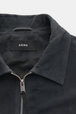 Nahaufnahme der Arma Velourslederjacke 'Kale' anthrazit mit Umlegekragen, weichem Veloursleder und Zwei-Wege-Reißverschluss.