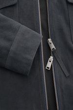 Arma Velourslederjacke 'Kale' anthrazit in Nahaufnahme von vorne, softes Veloursleder, Slim Fit, Umlegekragen, Zwei-Wege-Reißverschluss.