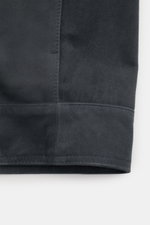 Arma Velourslederjacke 'Kale' anthrazit, Detailaufnahme des weichen Veloursleders und der Naht am Ärmelbündchen, Slim Fit, soft und geschmeidig.
