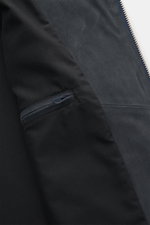 Innenansicht der Arma Velourslederjacke 'Kale' anthrazit mit weichem Futter, zwei Innentaschen und Zwei-Wege-Reißverschluss, Slim Fit.