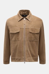 Arma Velourslederjacke 'Kale' taupe, frontale Nahaufnahme, softes Veloursleder, Slim Fit, Umlegekragen, Zwei-Wege-Reißverschluss, Brusttaschen, Innentaschen, geschmeidiges Futter.