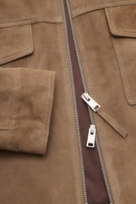 Arma Velourslederjacke "Kale" taupe in Nahaufnahme von vorne, softes Veloursleder, Slim Fit, Umlegekragen, Zwei-Wege-Reißverschluss, Brusttaschen.
