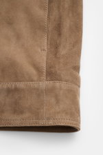Arma Velourslederjacke 'Kale' taupe, Detailaufnahme des Ärmels aus softem Veloursleder mit weichem Griff, Slim Fit, Umlegekragen.