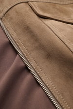 Nahaufnahme der Arma Velourslederjacke 'Kale' taupe von oben, zeigt weiches Veloursleder, zwei-Wege-Reißverschluss, Innenfutter.