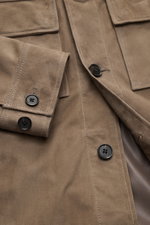 Arma Velourslederjacke 'Mex' khaki aus softem Veloursleder mit Slim Fit, Umlegekragen, Fünf-Knopf-Leiste, vier Fronttaschen, Ärmelknöpfen, geschmeidigem Futter, zwei Innentaschen, Nahaufnahme von Knöpfen und Ärmelabschluss.