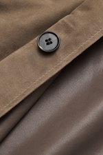 Nahaufnahme der Arma Velourslederjacke 'Mex' khaki, zeigt weiches Veloursleder, Knopfdetail und geschmeidiges Innenfutter.