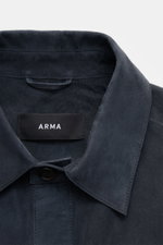Arma Velourslederjacke 'Dino' navy, Detailaufnahme von oben, weiches Veloursleder, Umlegekragen, Slim Fit, sechs Knöpfe, drei Fronttaschen, Knopfärmel.