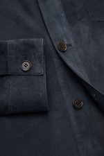 Nahaufnahme der Arma Velourslederjacke 'Dino' navy von vorne, zeigt softes Veloursleder, Slim Fit, sechs Knöpfe, Umlegekragen, drei Fronttaschen, Ärmelabschlüsse mit Knopf, unconstructed Design.