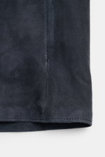 Nahaufnahme der Arma Velourslederjacke 'Dino' navy, Detailansicht des weichen Veloursleders und feiner Naht an Ärmelabschluss.