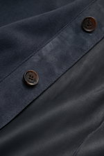 Nahaufnahme der Arma Velourslederjacke 'Dino' navy mit softem Veloursleder, Knöpfen und weichem Griff, Perspektive auf Knopfleiste.