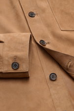 Arma Velourslederjacke 'Dino' hellbraun, Detailfoto von Knopfleiste und Ärmel mit sechs Knöpfen, softes Veloursleder, Slim Fit.