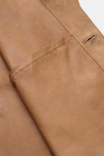 Arma Velourslederjacke 'Dino' hellbraun im Close-up, weiches Veloursleder, Slim Fit, Umlegekragen, sechs Knöpfe, drei Fronttaschen, Knopfärmel, unconstructed Design.