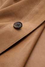 Arma Velourslederjacke 'Dino' hellbraun, Detailansicht von softem Veloursleder, Knopf, naht, weicher Griff, Übergangszeit, Slim Fit, Unconstructed Design