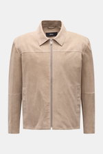Arma Velourslederjacke 'Hardin' beige, Slim Fit, aus weichem Ziegenvelours mit Umlegekragen, Metall-Reißverschluss, Leistentaschen, frontal fotografiert.