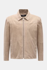 Arma Velourslederjacke 'Hardin' beige, Slim Fit, aus weichem Ziegenvelours mit Umlegekragen, Metall-Reißverschluss, Leistentaschen, frontal fotografiert.