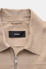 Nahaufnahme der Arma Velourslederjacke 'Hardin' beige mit Umlegekragen, robuster Metall-Reißverschluss und weichem Ziegenveloursleder.