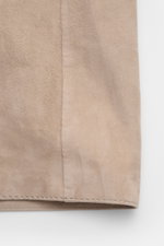 Arma Velourslederjacke 'Hardin' beige aus weichem Ziegenveloursleder, Slim Fit mit Umlegekragen, Metall-Reißverschluss, Detailaufnahme Stoffstruktur.