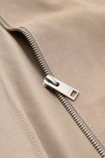 Nahaufnahme der Arma Velourslederjacke 'Hardin' beige, von oben fotografiert, zeigt geschmeidiges Ziegenveloursleder mit robustem Metall-Reißverschluss.